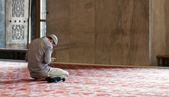 dua-in-mosque